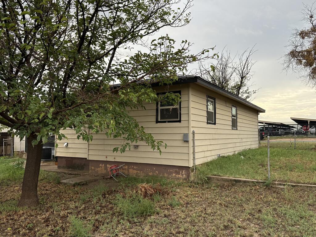 422 Ryon, Big Spring, TX 79720 — photo 3