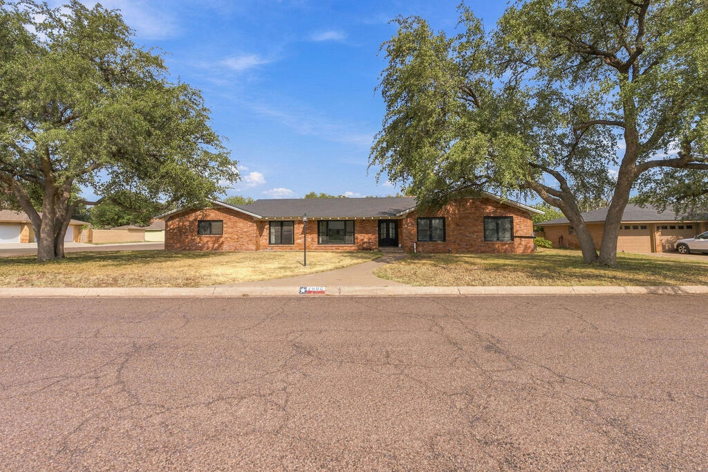 2806 Douglas Dr — photo