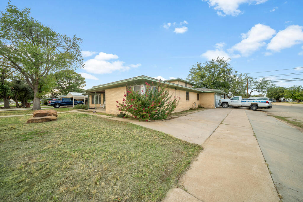 1517 E 11th Place, Big Spring, TX 79720 — photo 2