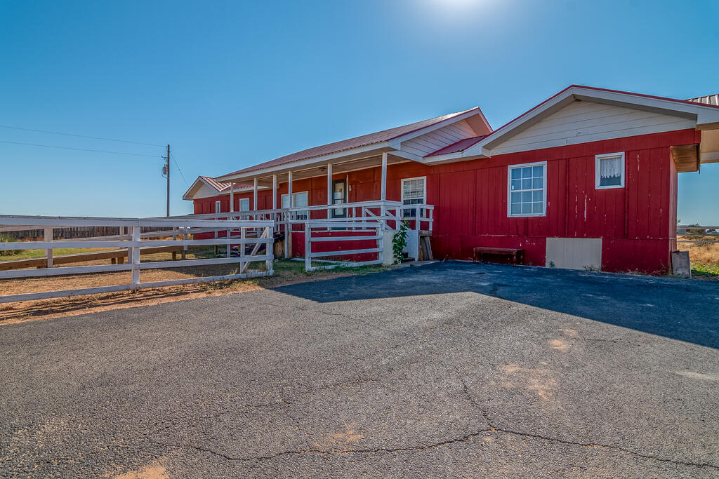 1011 N County Rd 1105 — photo