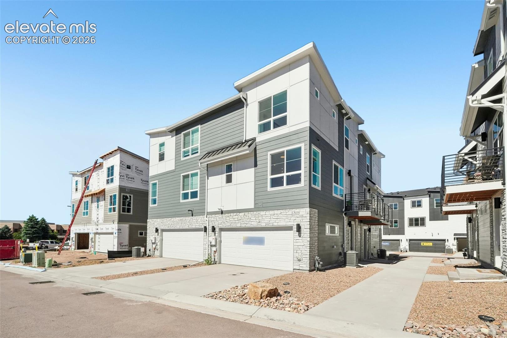 10534 Helenite Point — photo