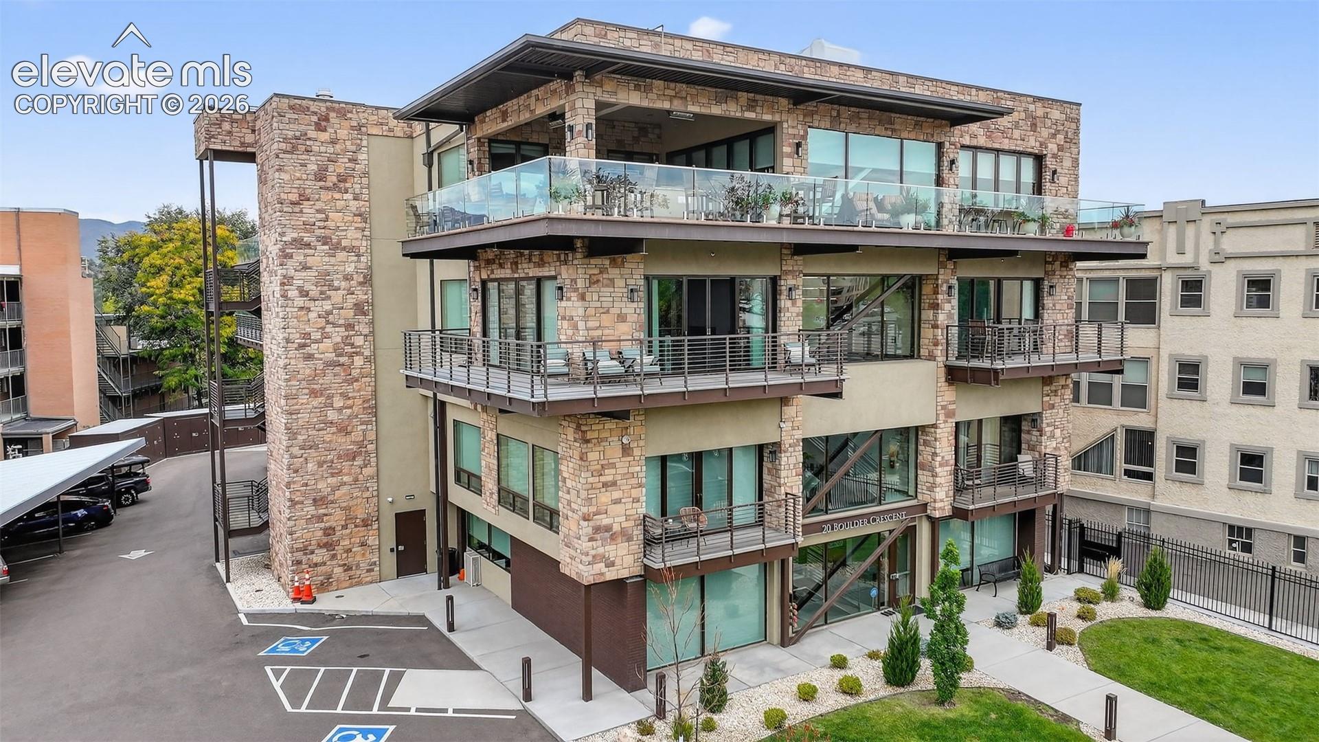 20 Boulder Crescent Street 202 — photo