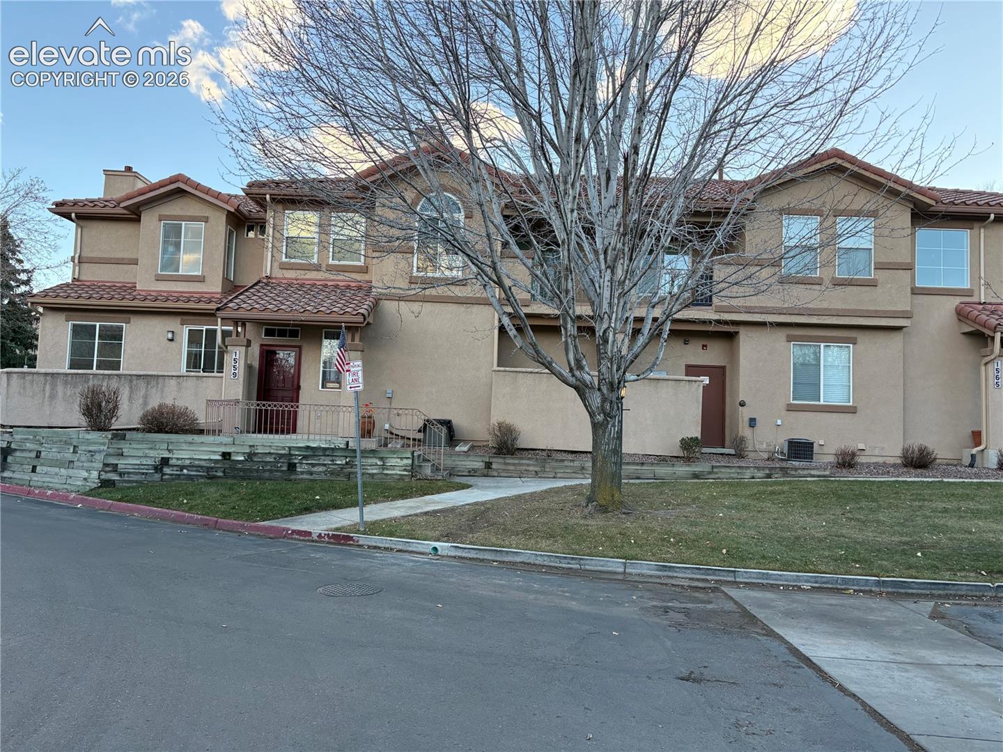 1559 Courtyard Heights — photo