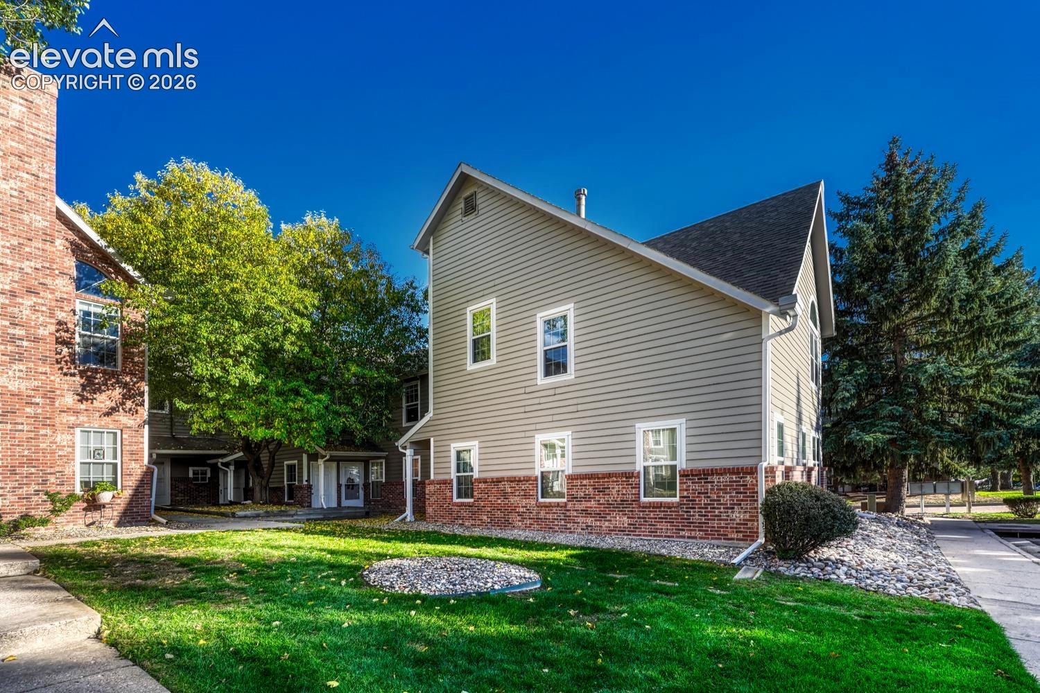 2121 Troy Court — photo