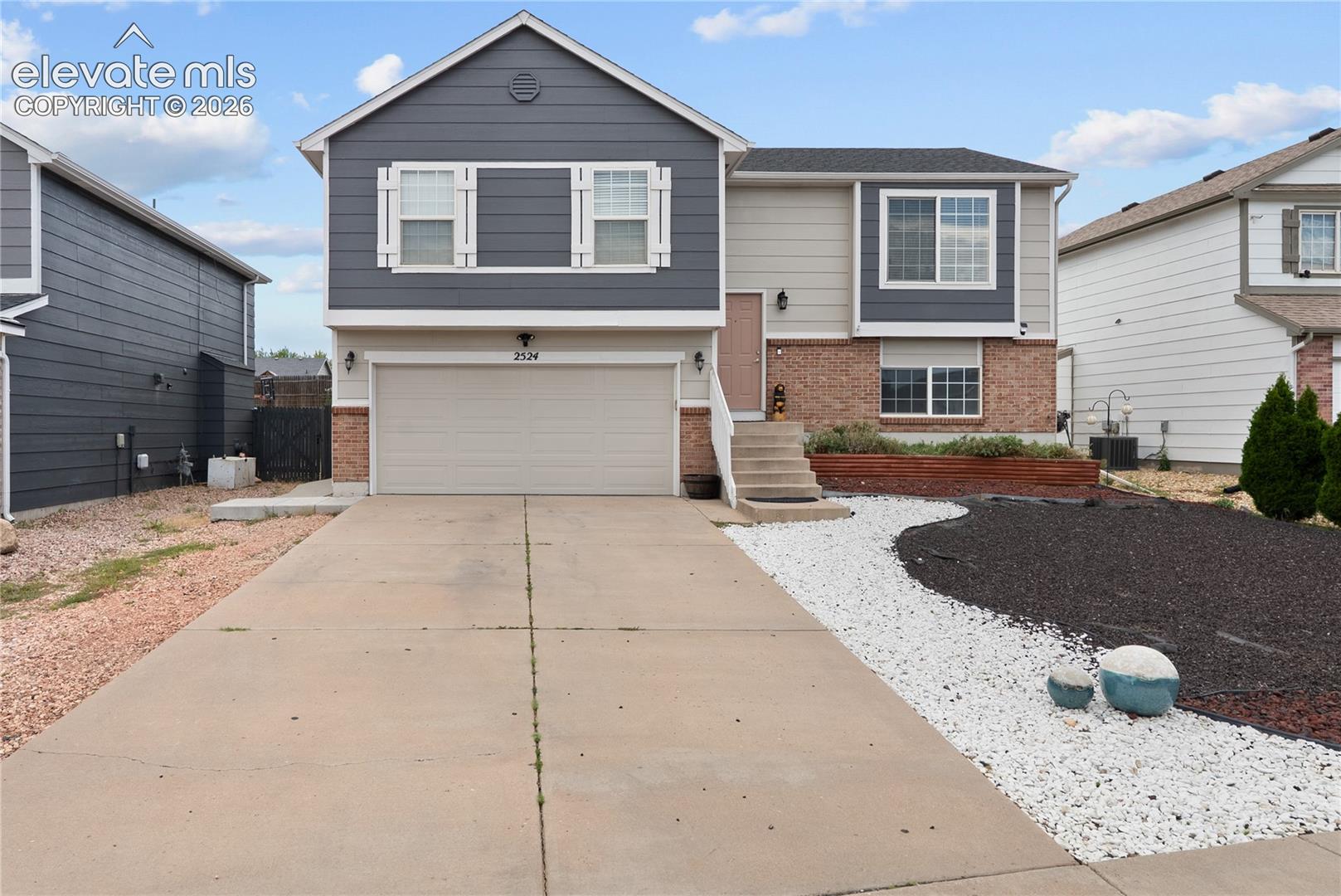 2524 Weyburn Way — photo