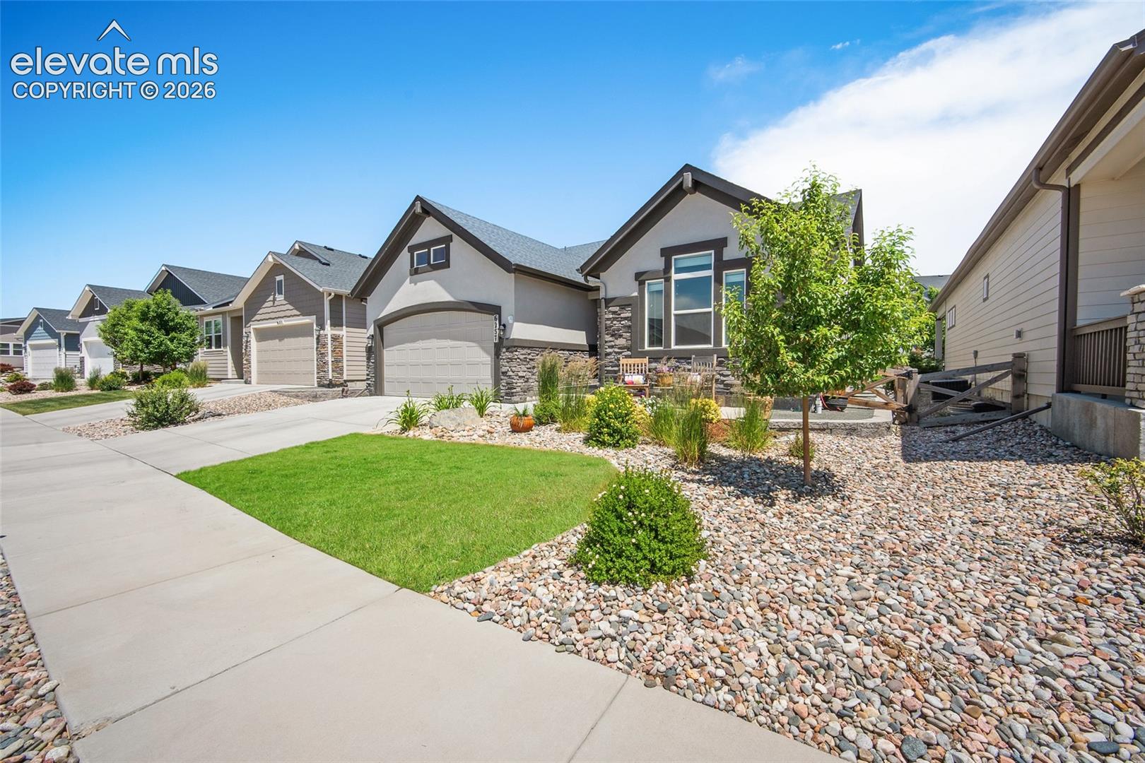 6257 Lochside View — photo