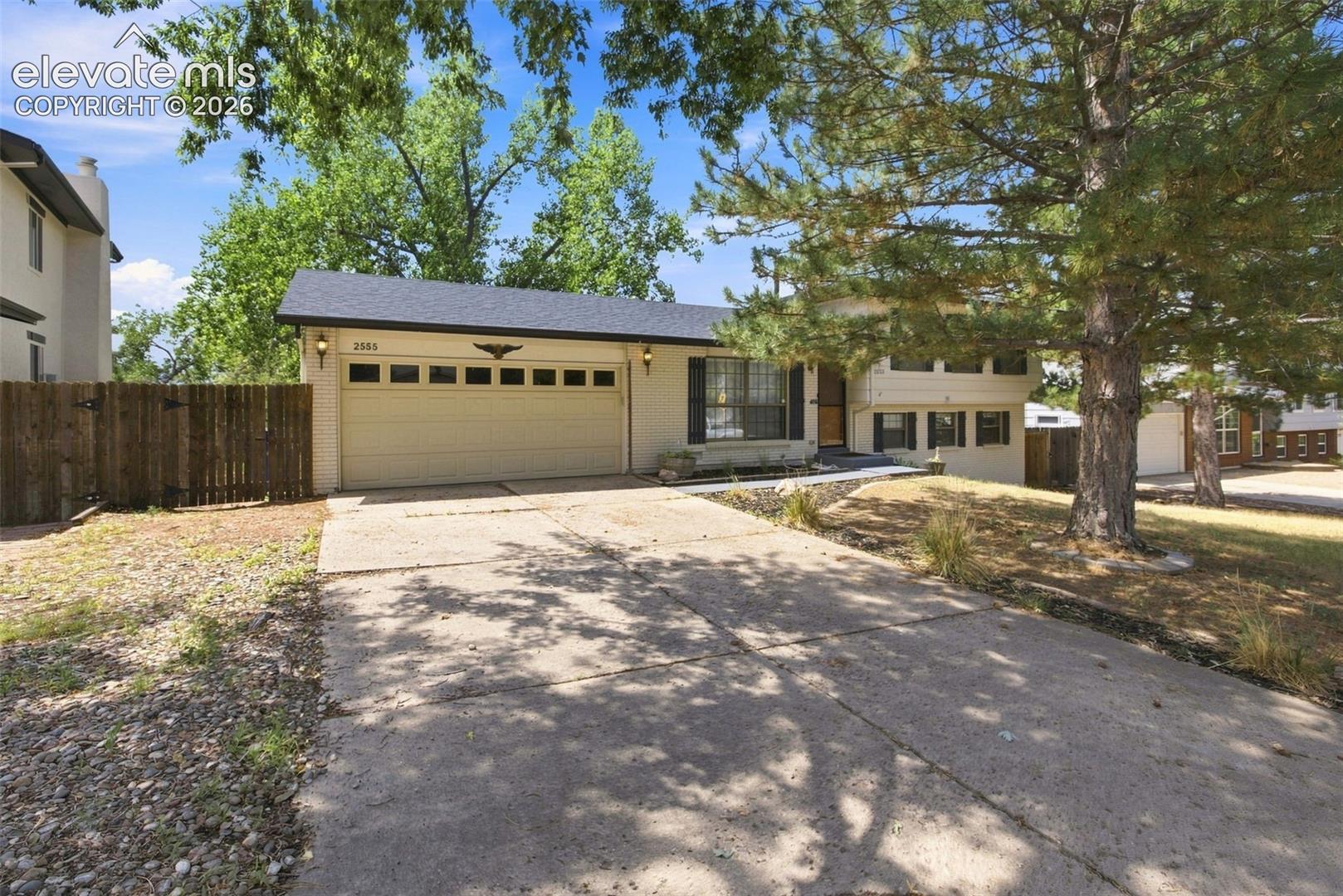 2555 Roundtop Drive — photo