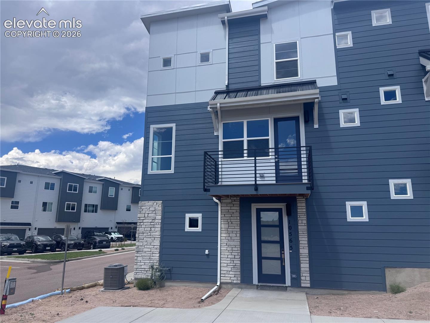 10565 Helenite Point — photo