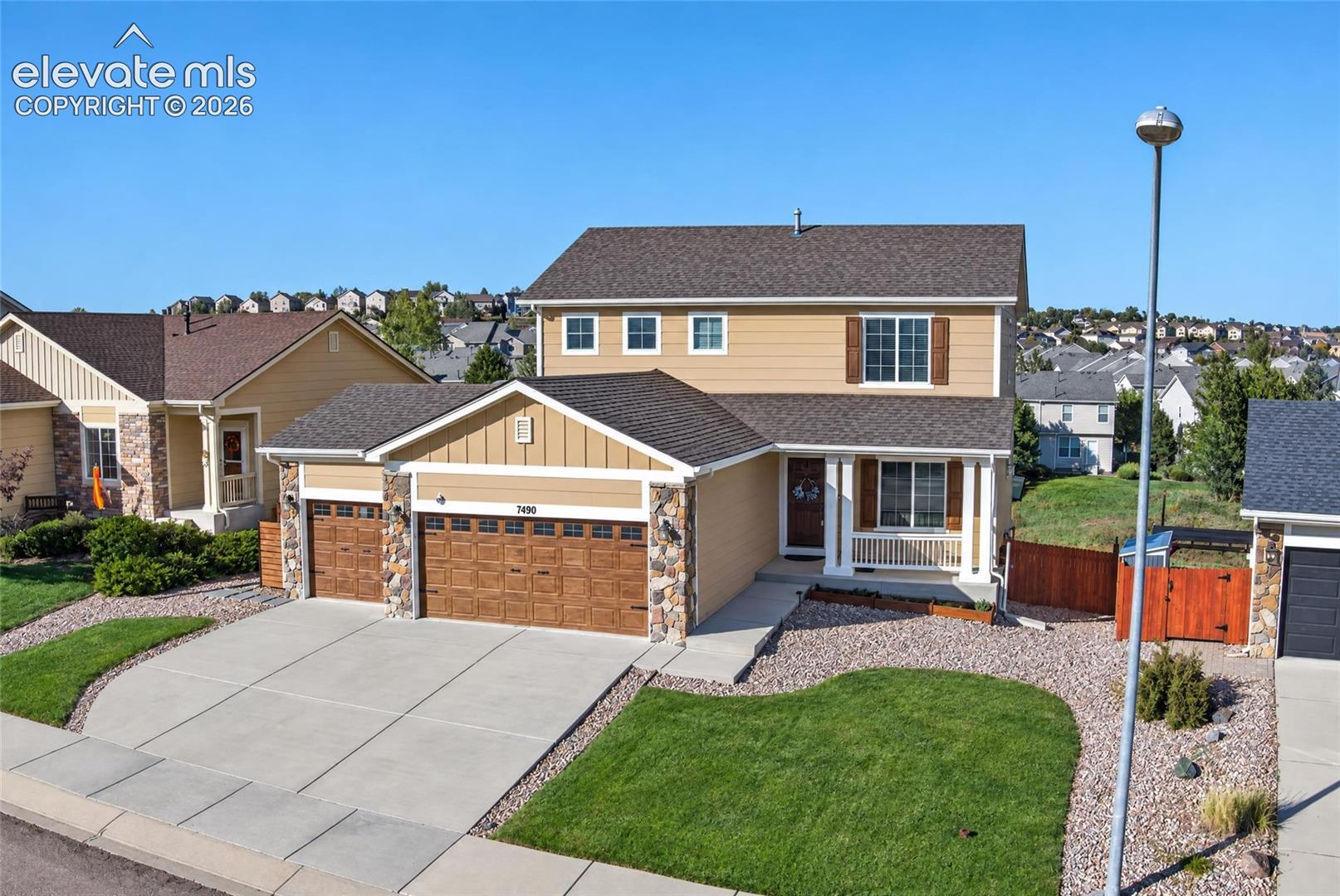 7490 Creekfront Drive — photo