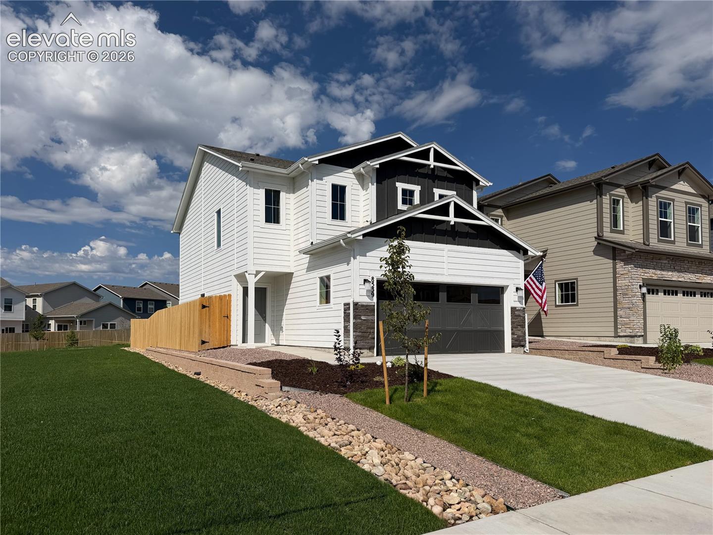 8539 Blue Feather Loop — photo