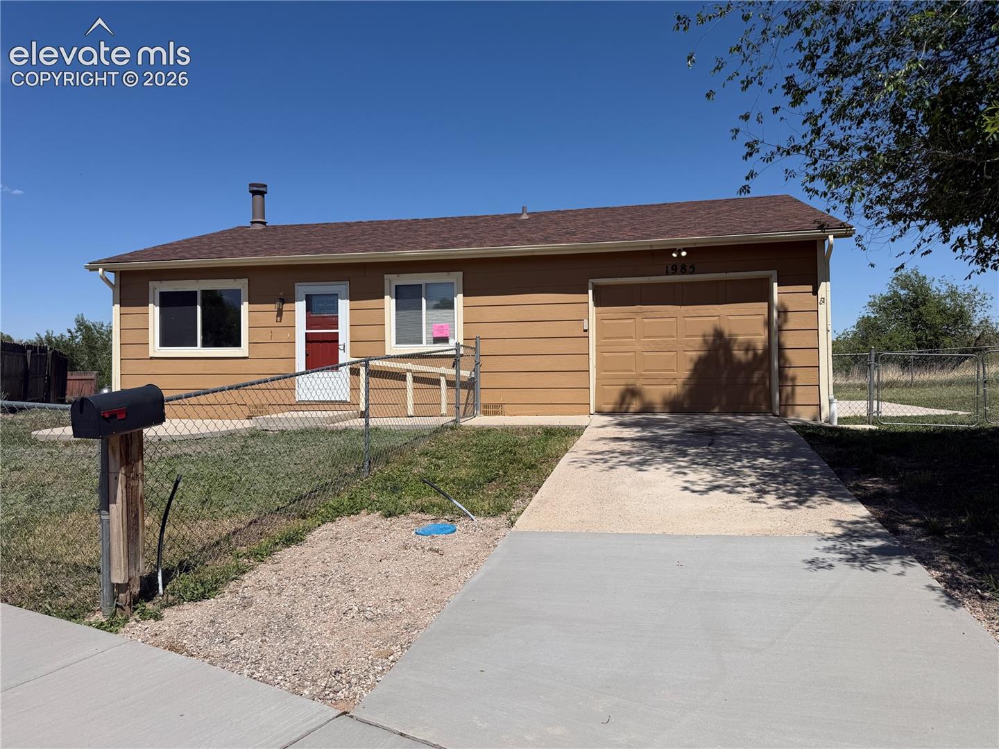 1985 Tanager Way — photo