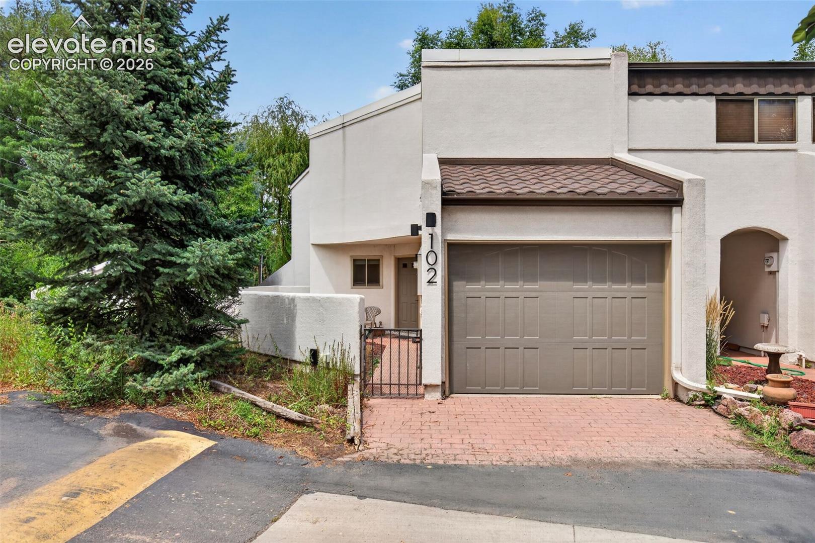 102 Creekside Lane — photo
