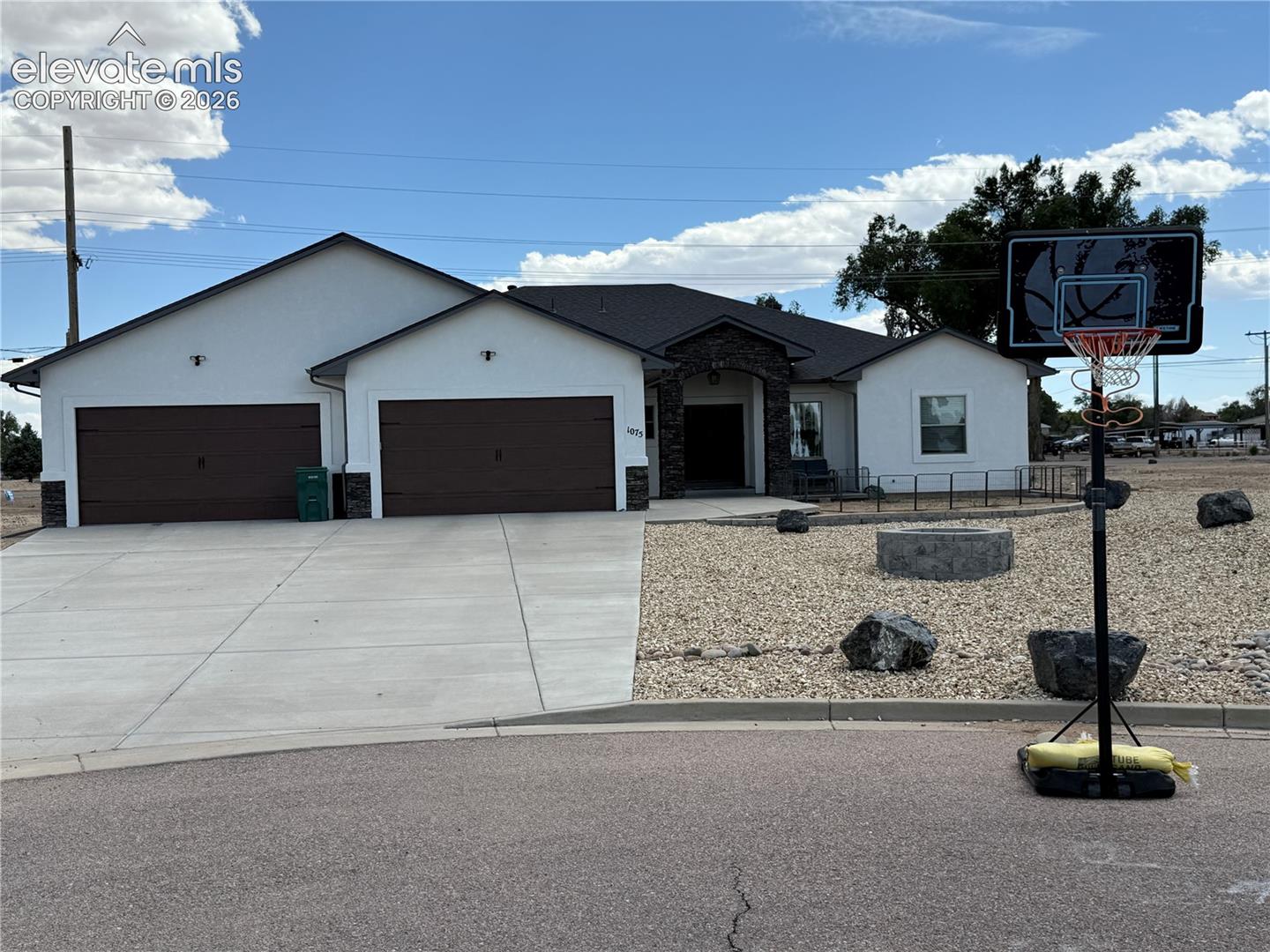 1075 Peaceful Court — photo