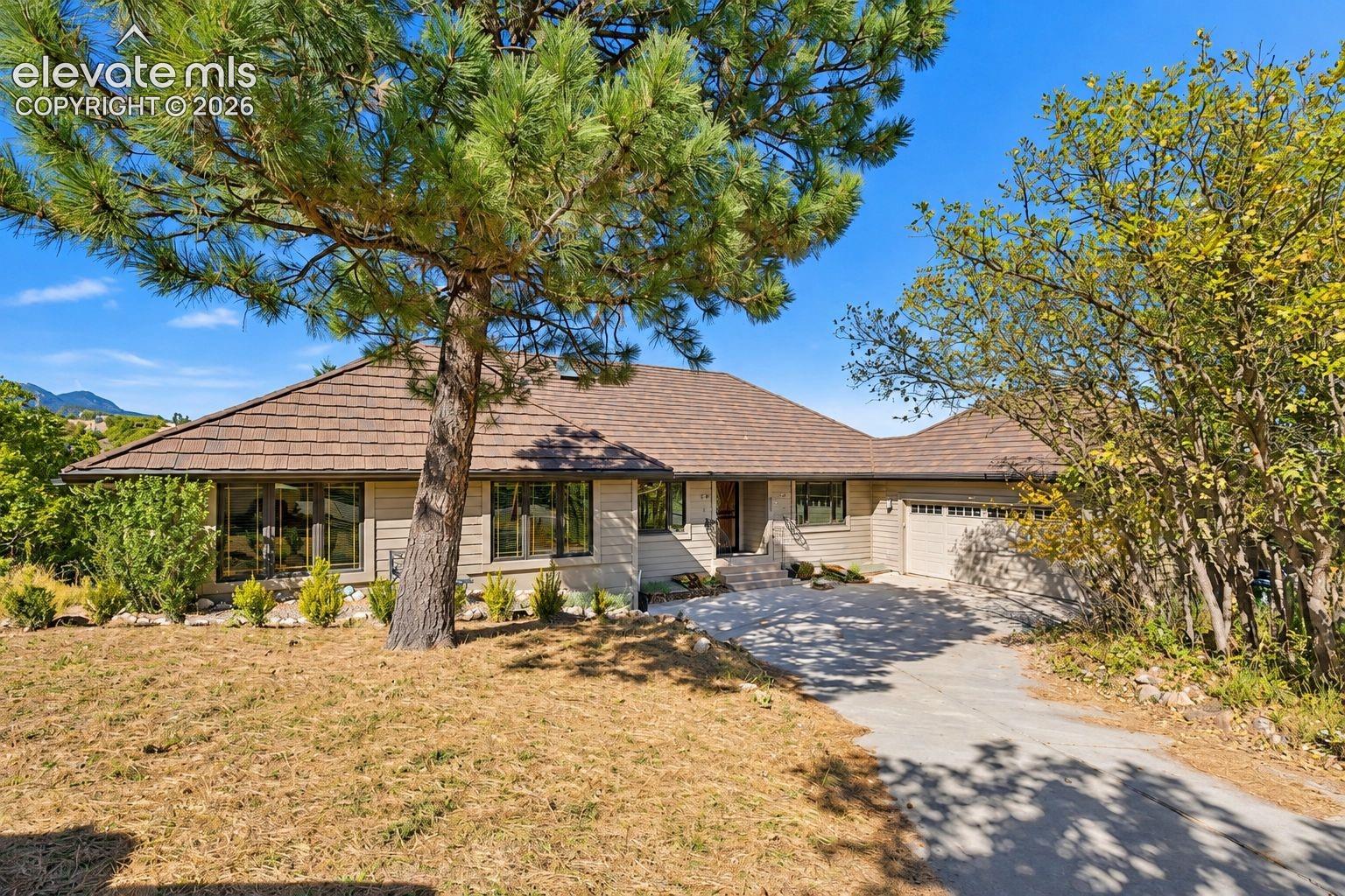 360 Thames Drive — photo