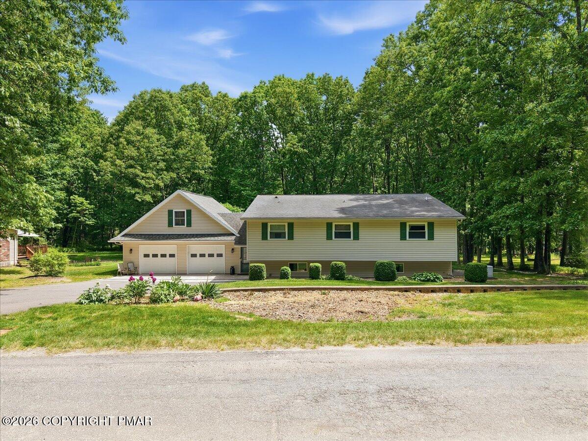 209 Manor Lane E — photo