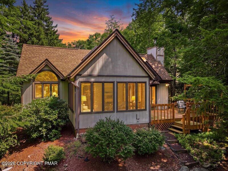 2208 Hillcrest Drive — photo