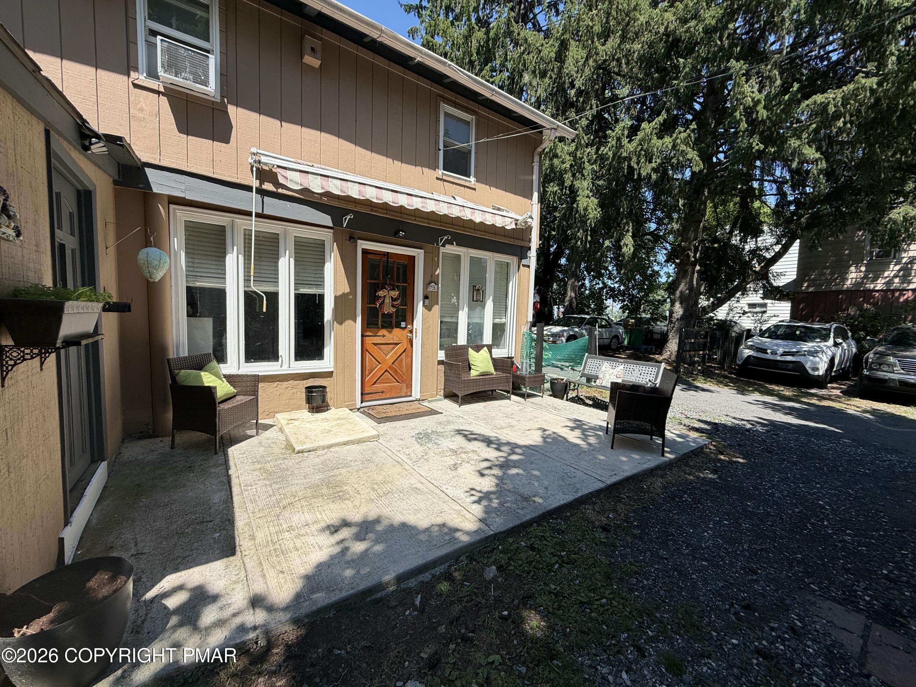 2406 W Emaus Avenue — photo