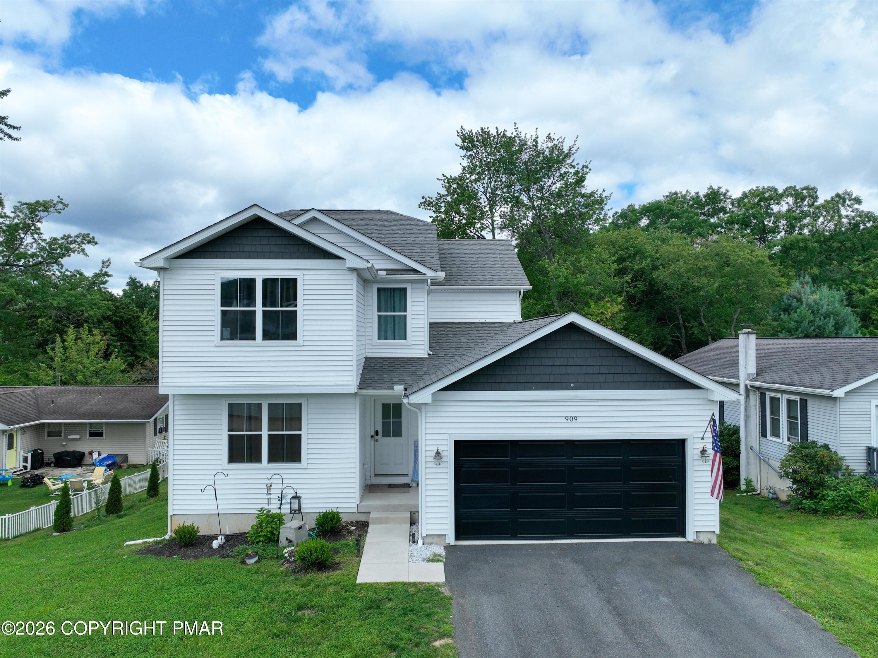 909 Oak Street — photo