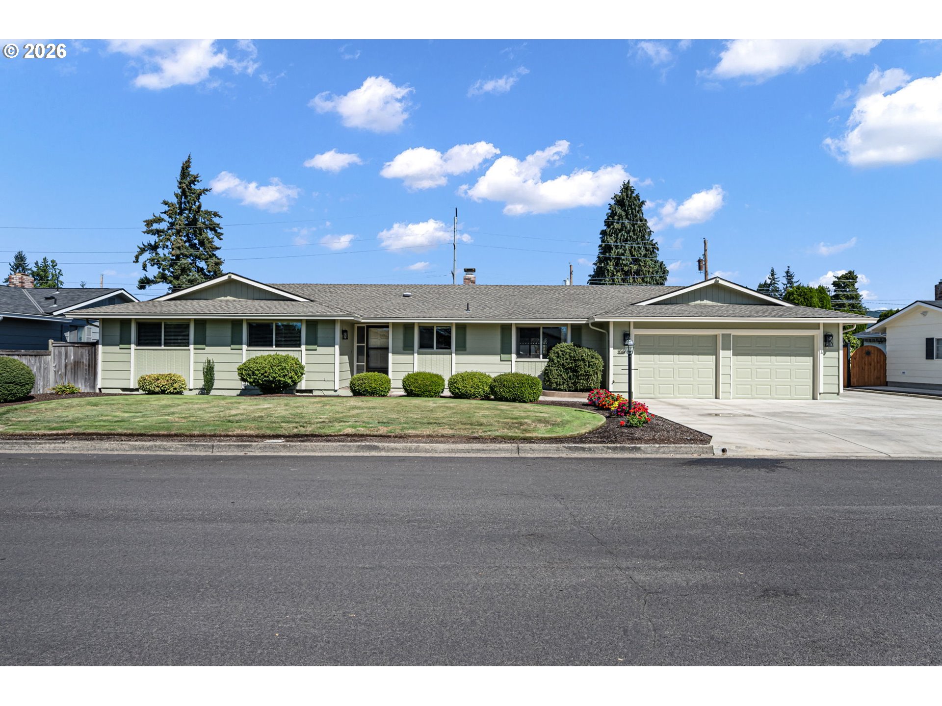 2184 Loch Dr — photo