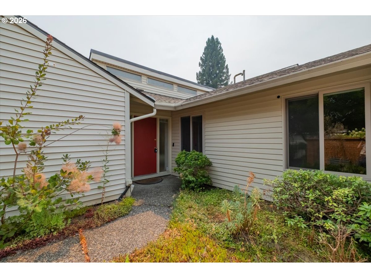9480 SW Lakeside Dr — photo