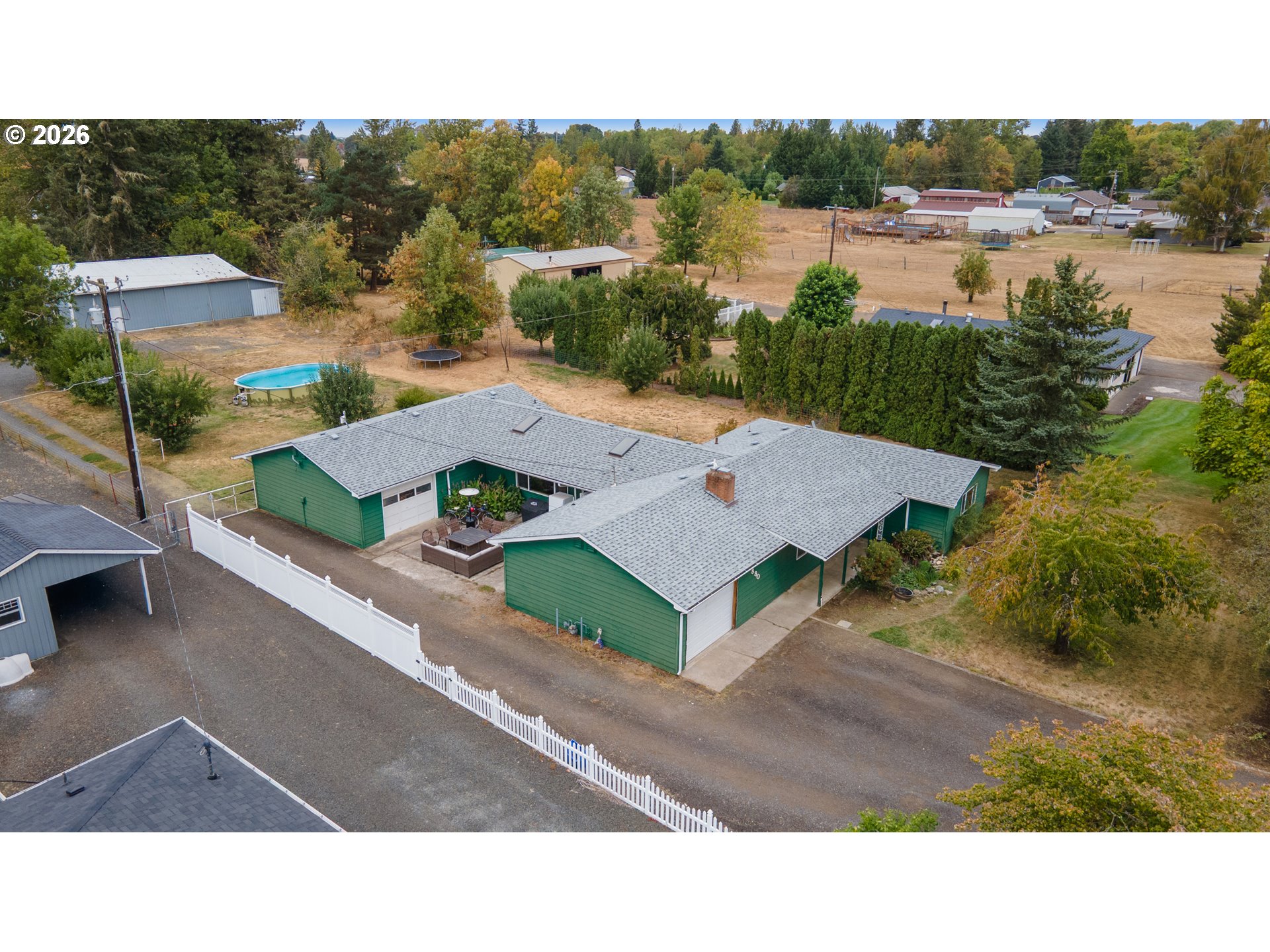 880 Hillview Dr — photo