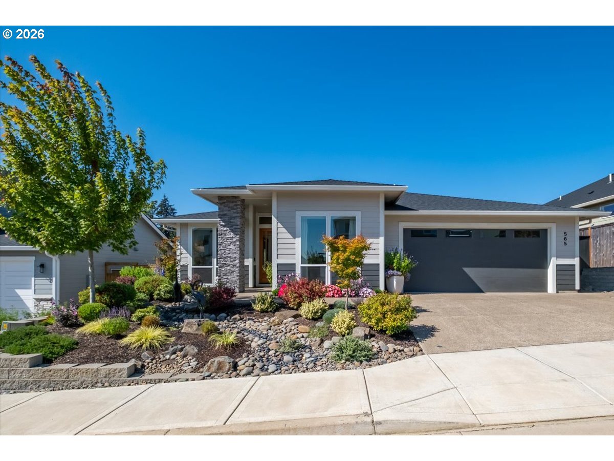 565 NW Crater Lake Dr — photo
