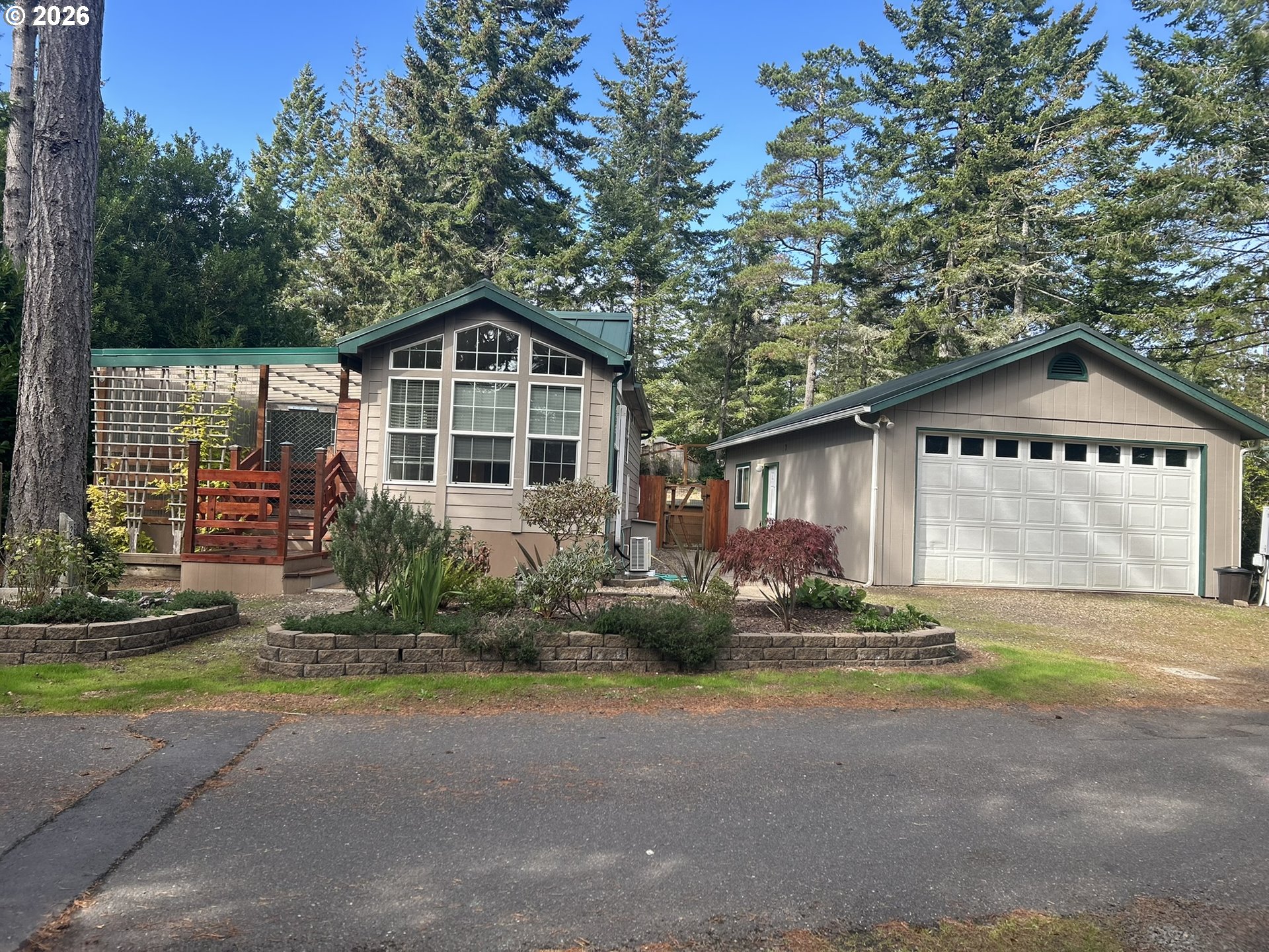 255 Outer Dr, Florence, OR 97439 — photo 2