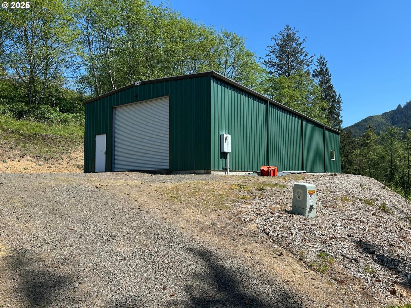 1690 Skyline Dr — photo