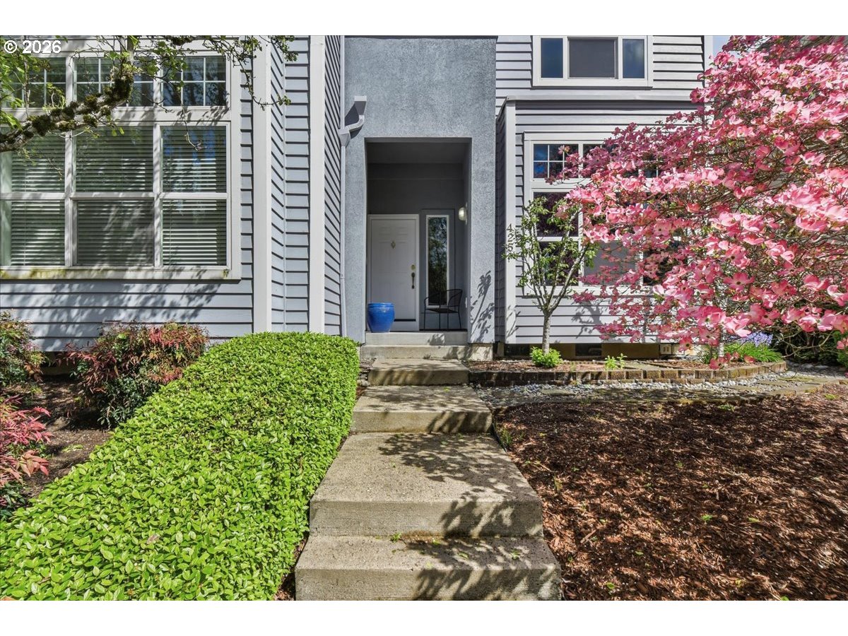 425 NE Roth St, Portland, OR 97211 — photo 2