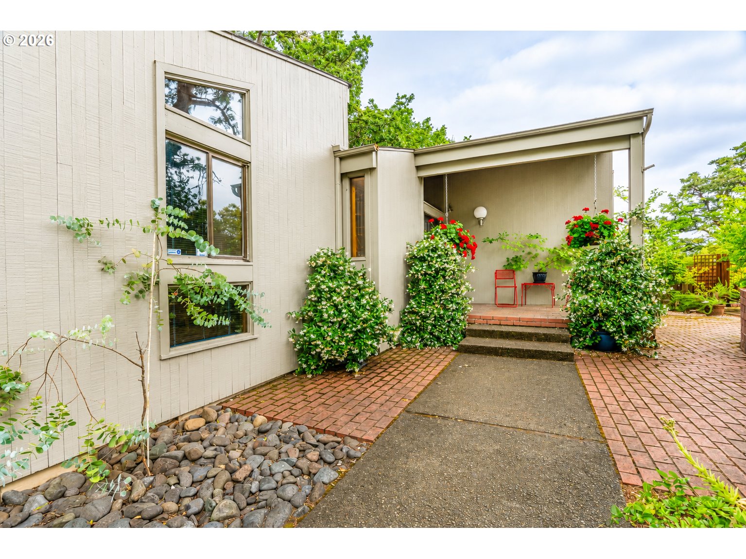 1172 SE Hawthorne Dr — photo