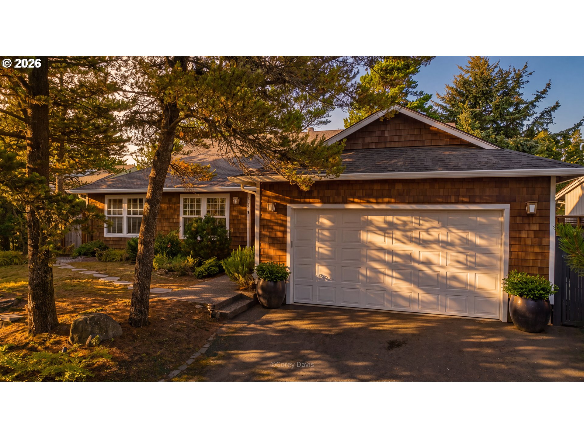 867 Lakeview Dr — photo