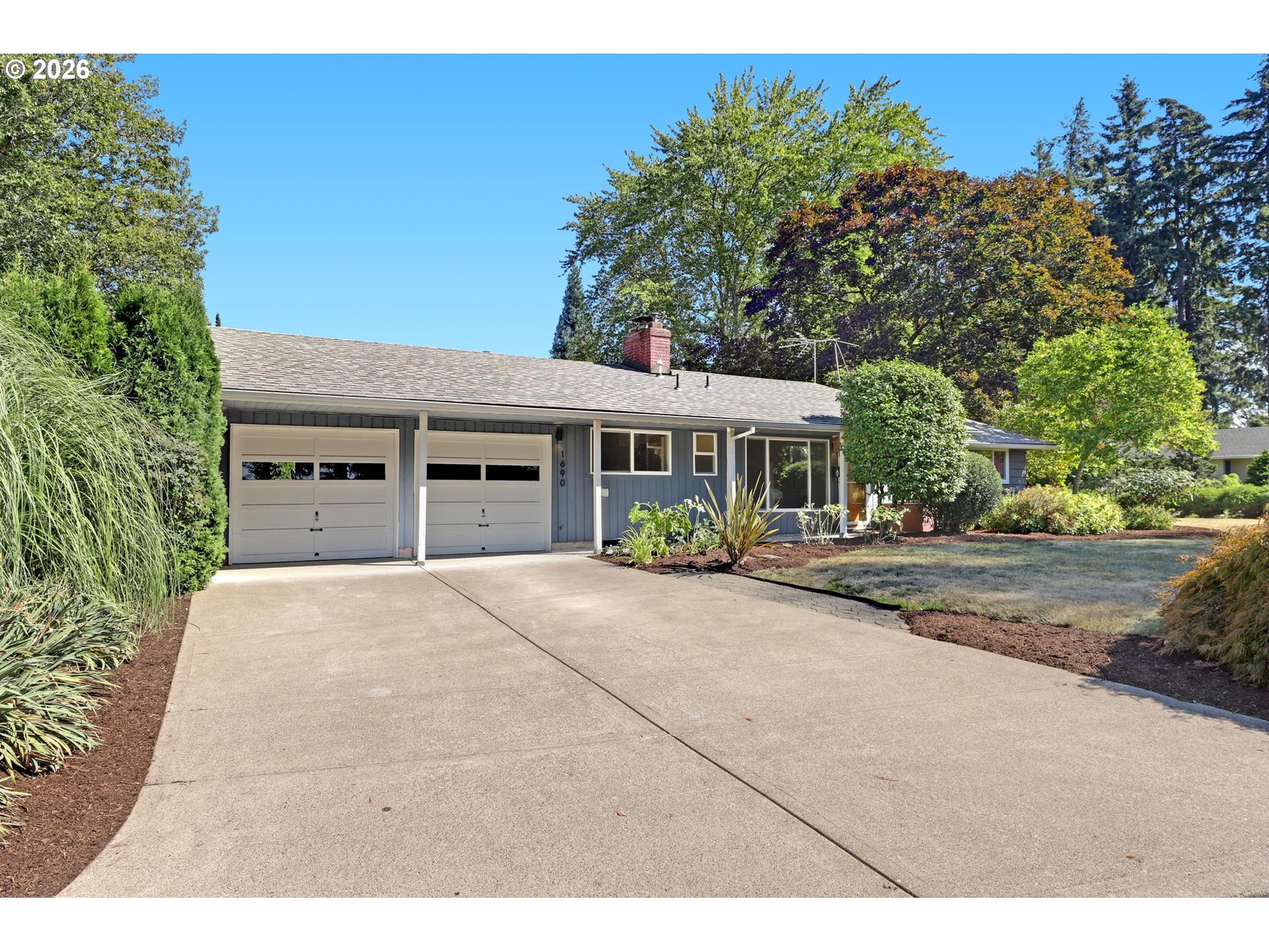 1690 SW Hicrest Ave — photo