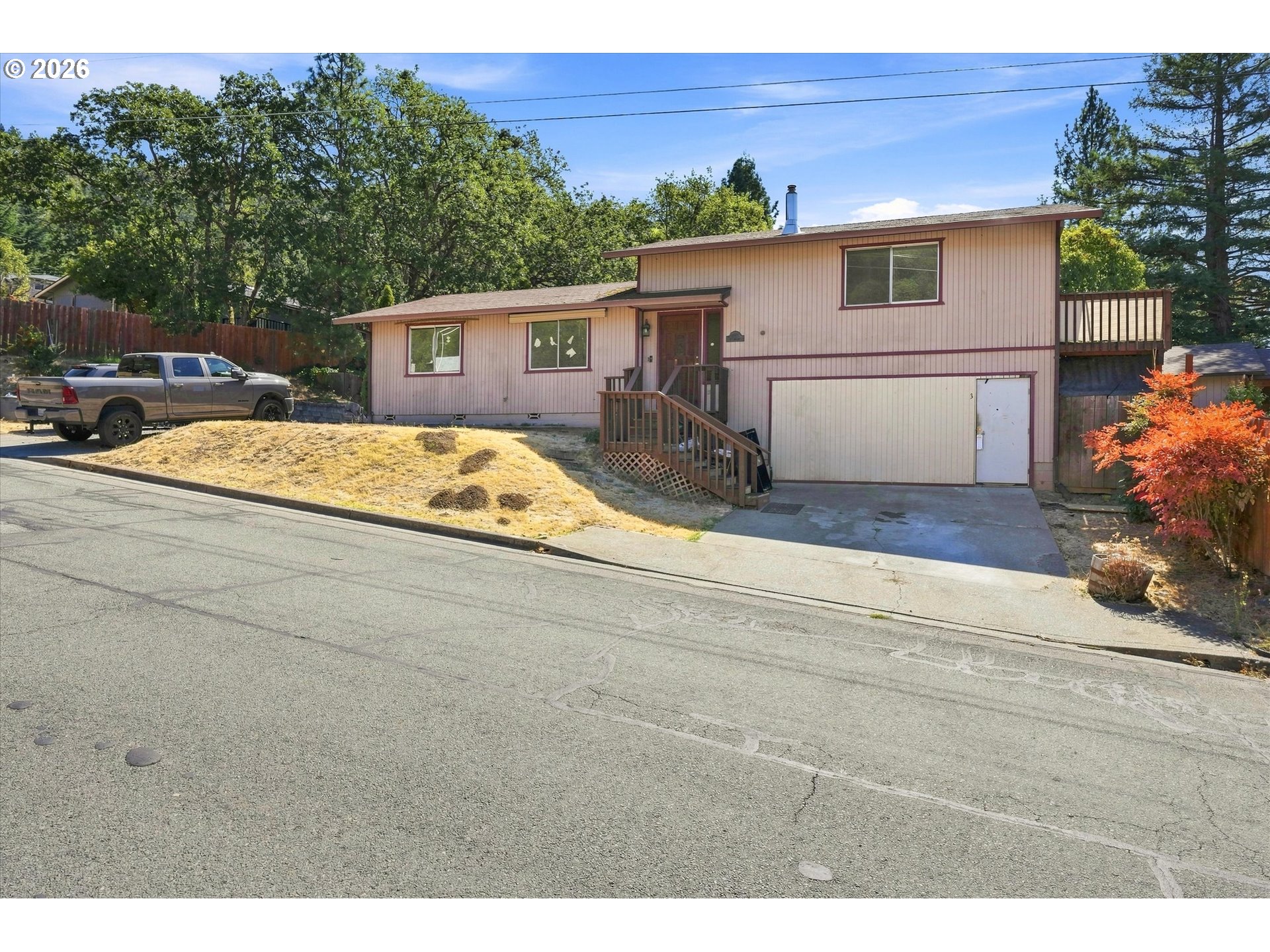 1499 NE Hillcrest Dr — photo