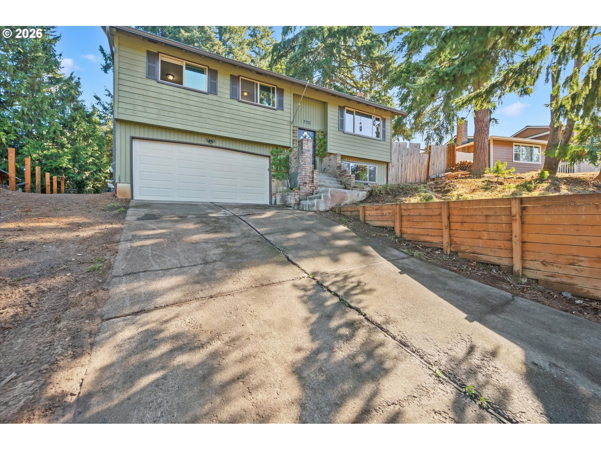 950 NE Edgehill Dr — photo