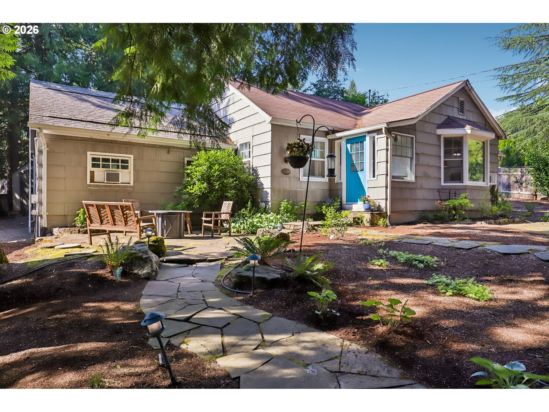 731 SW Maplecrest Dr — photo