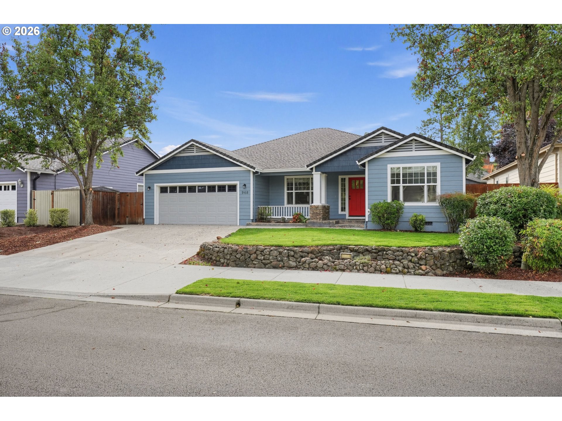 948 Black Wolf Ln, EaglePoint, OR 97524 — photo 2