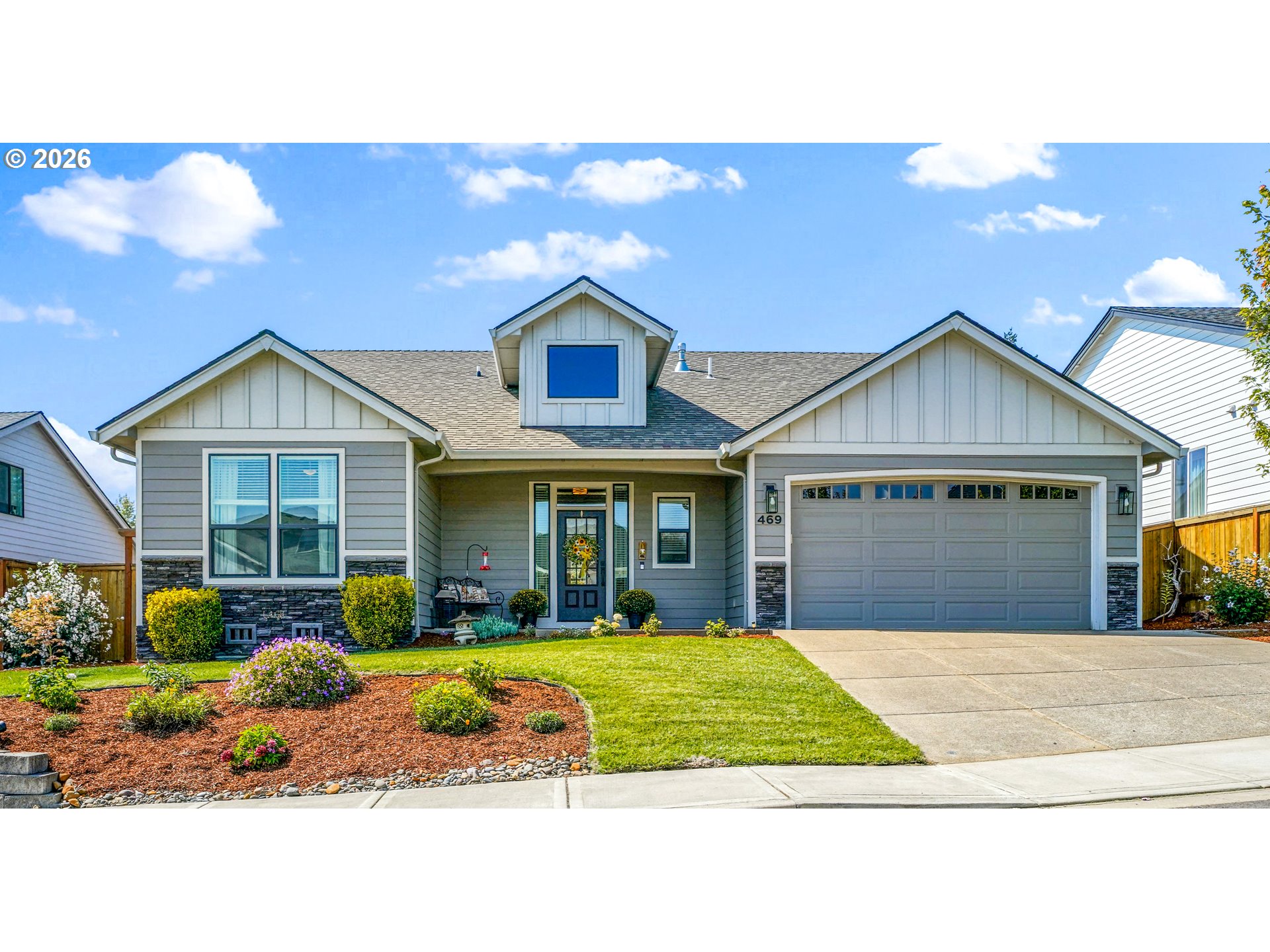 469 NW Crater Lake Dr — photo
