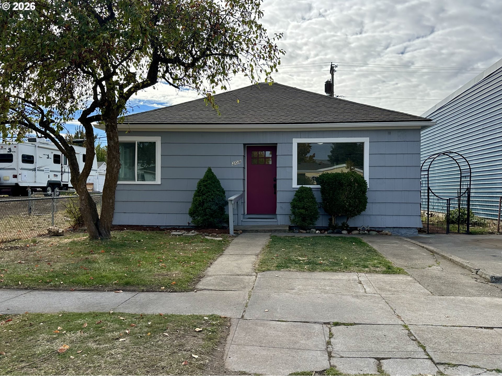 208 E Main St — photo