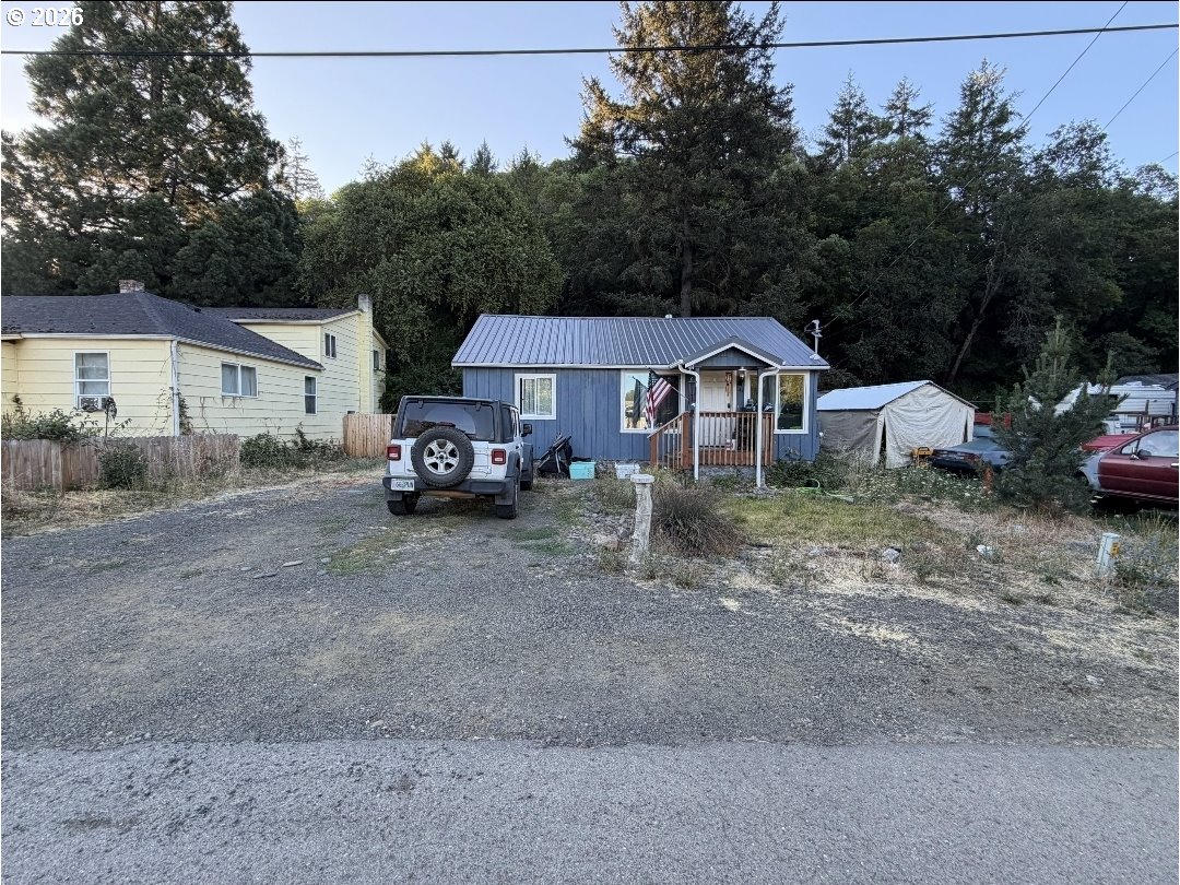 147 SE Pete Ave — photo