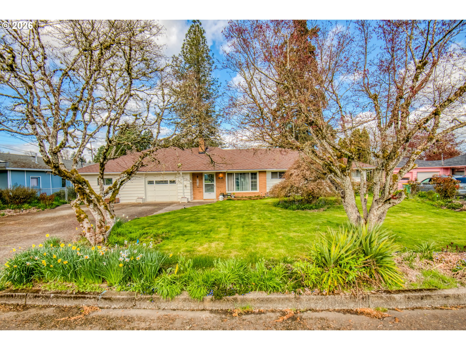 1611 Camino Dr — photo