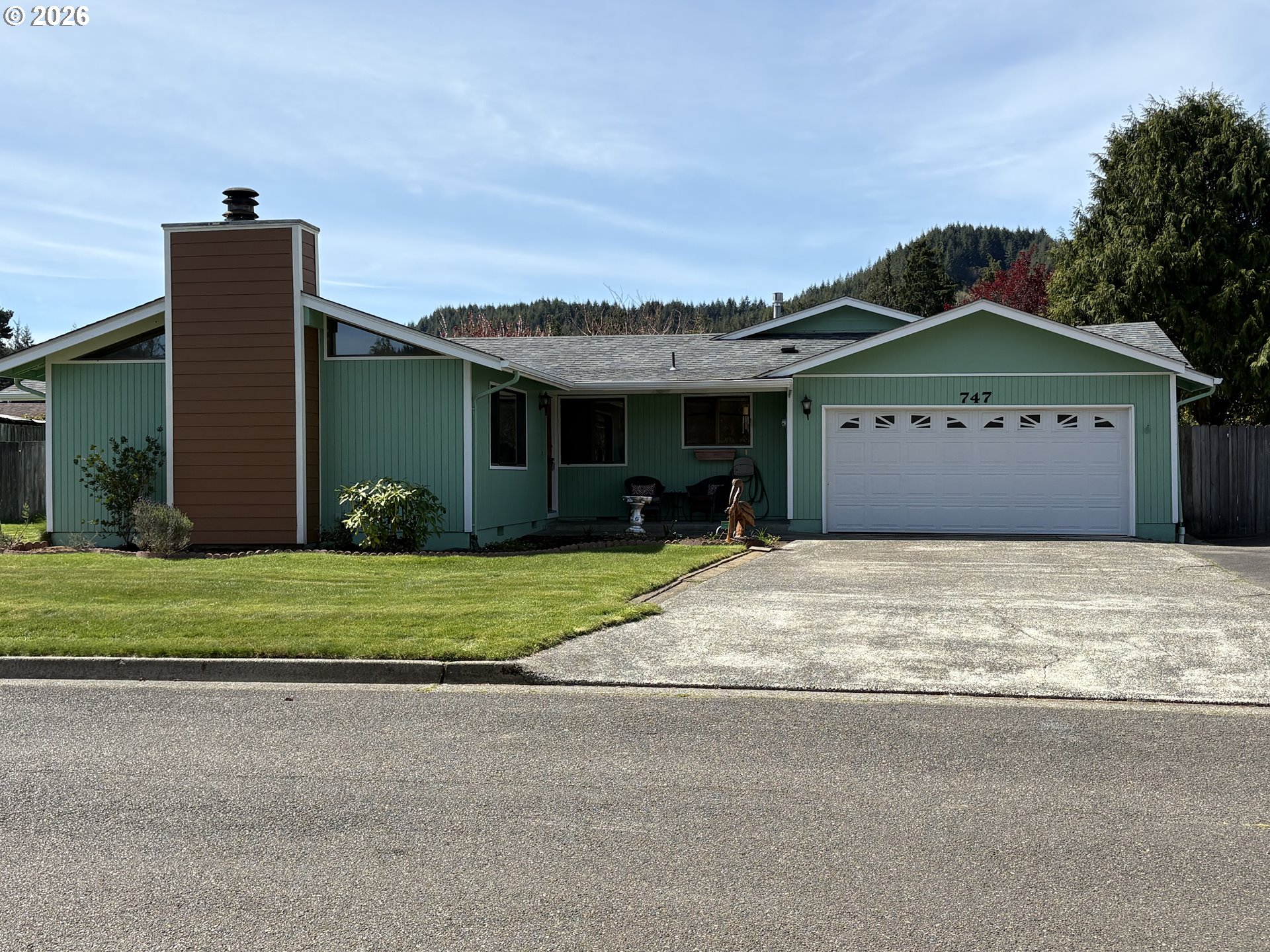 747 Evergreen Loop — photo