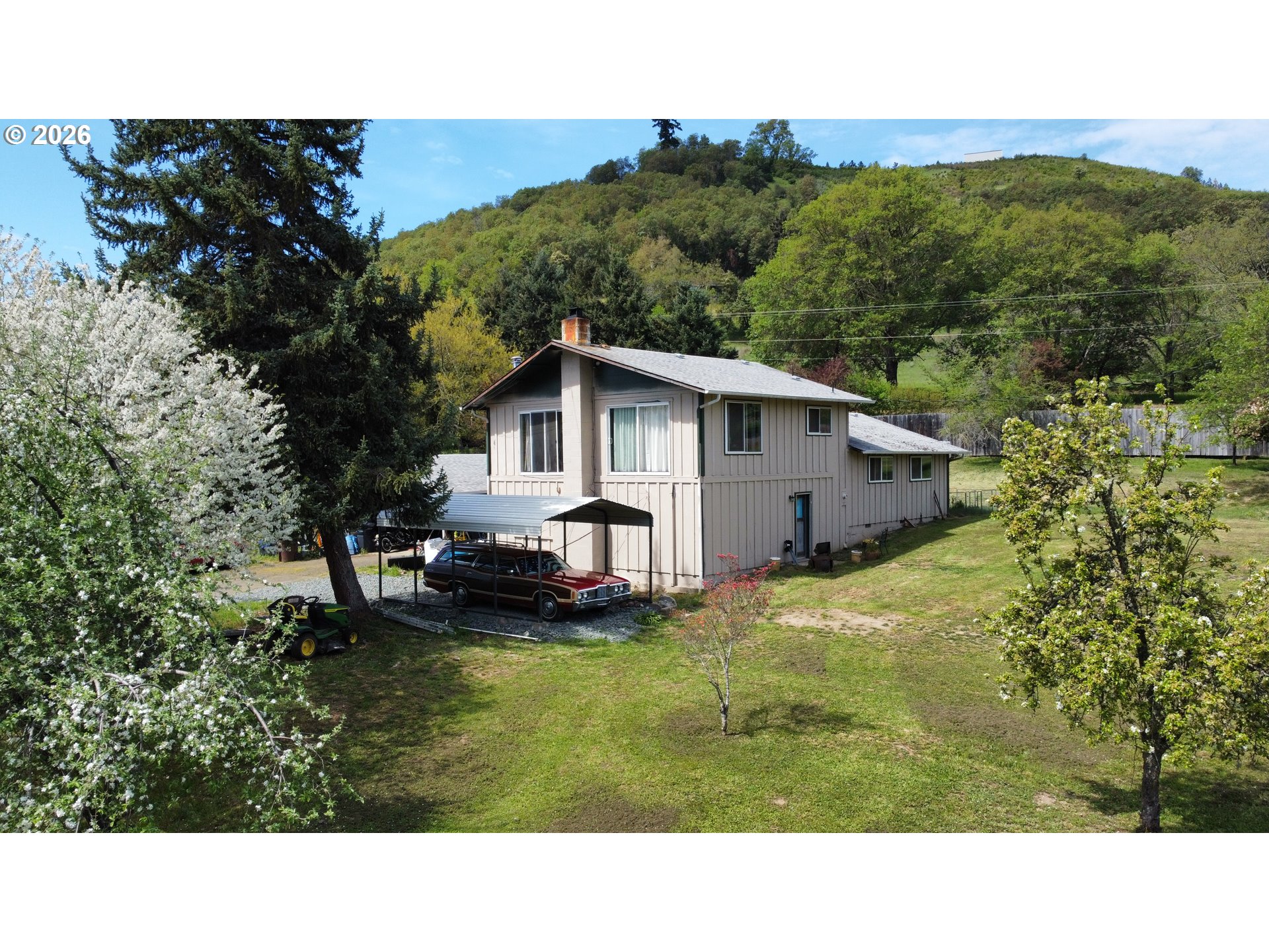 176 Homestead Dr — photo