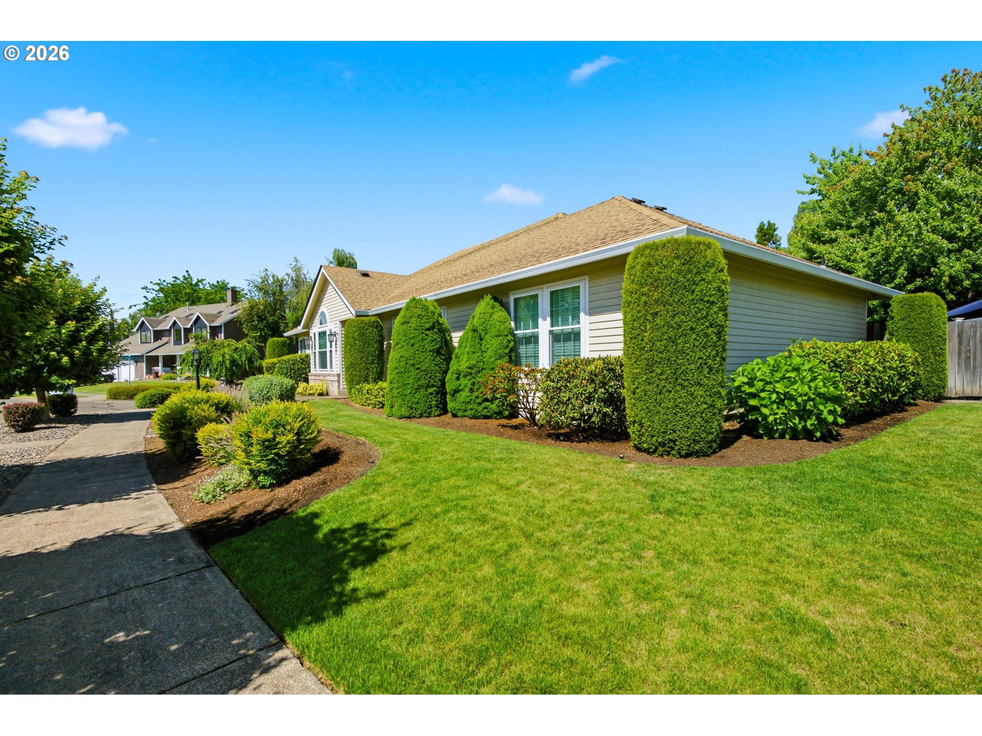 679 NE Maryann Ct — photo