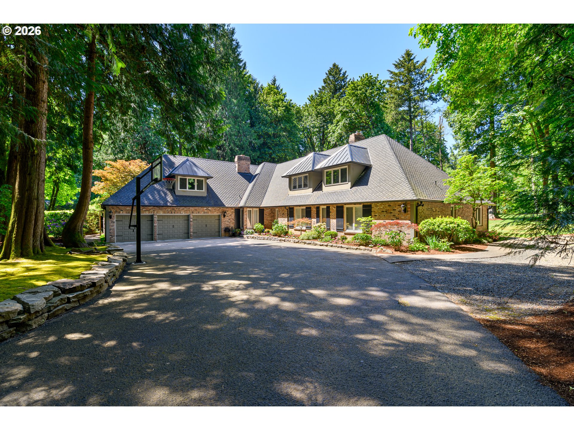 653 Victoria Pl — photo