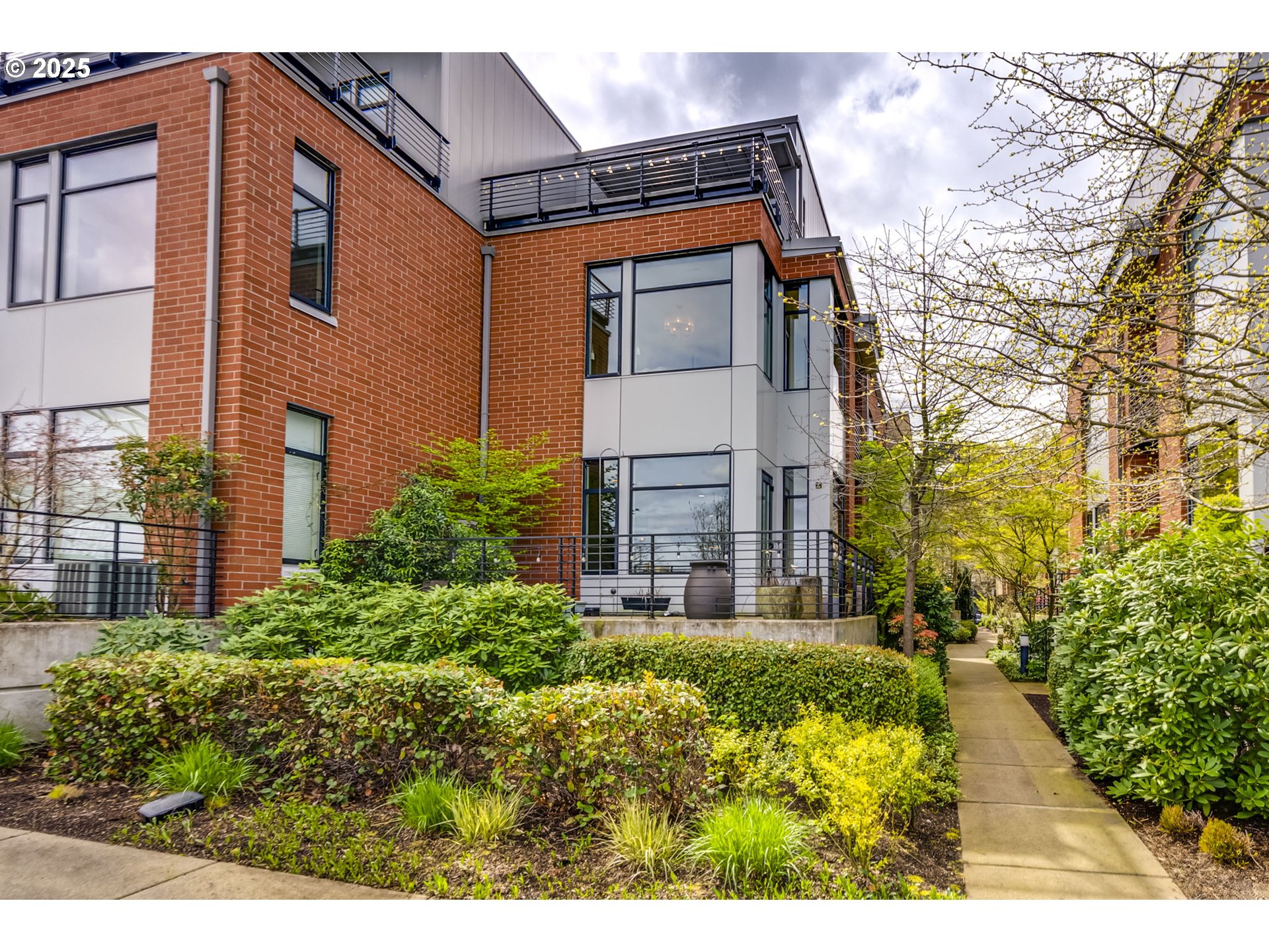 1716 NW Riverscape St — photo