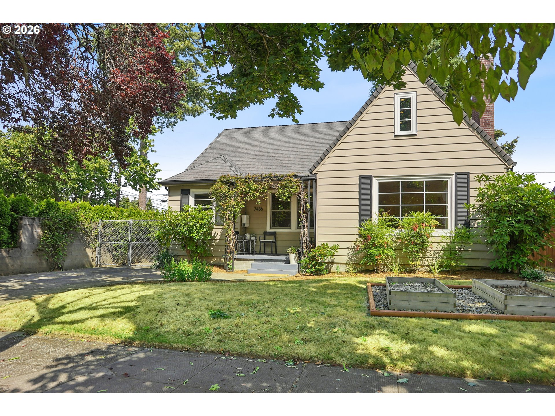 7436 N Seward Ave — photo