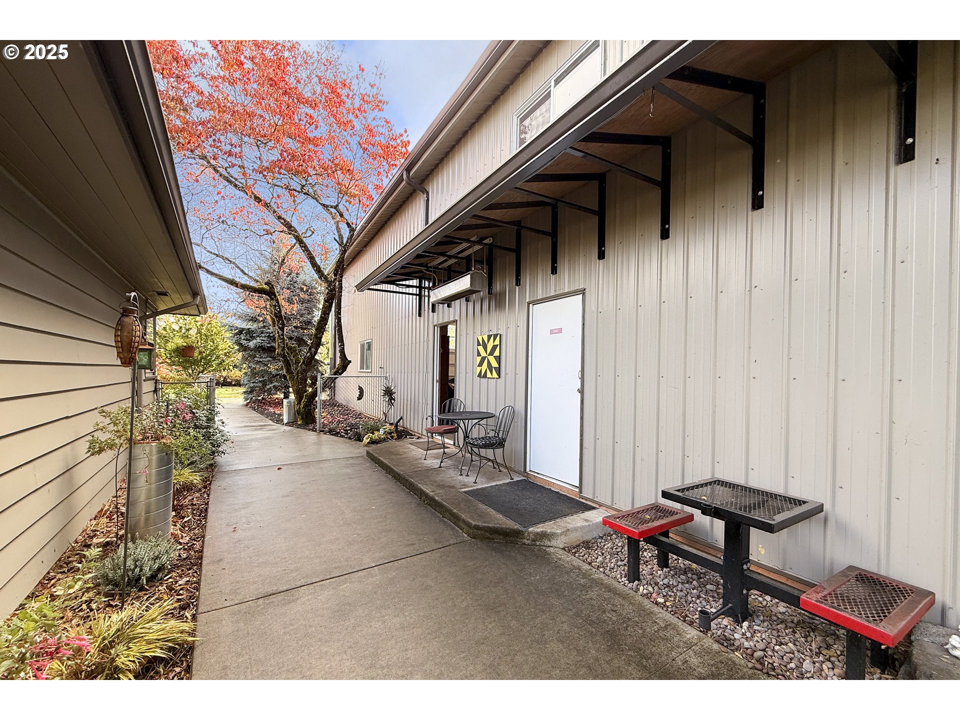 571 NW Wade St — photo