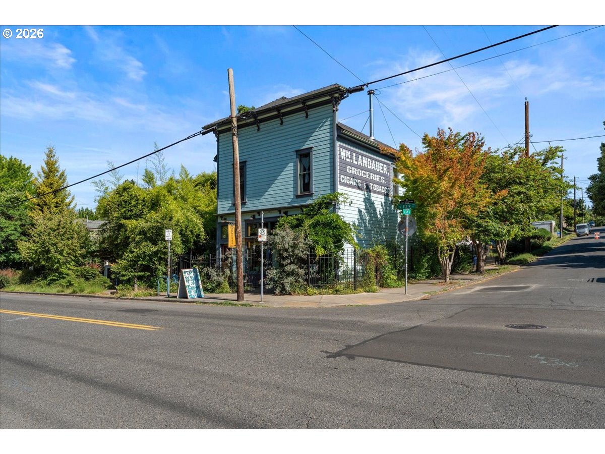 3039 SE Stark St — photo