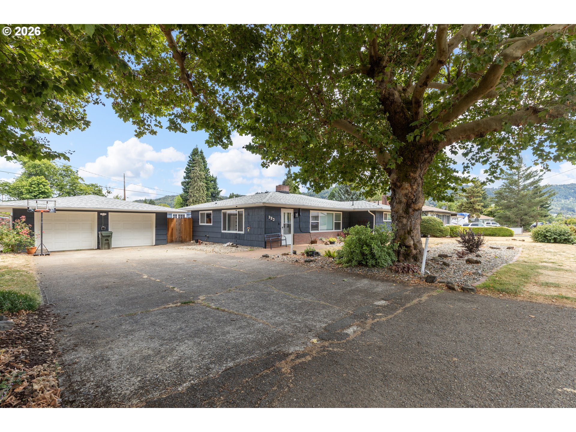 223 W Hazel St — photo