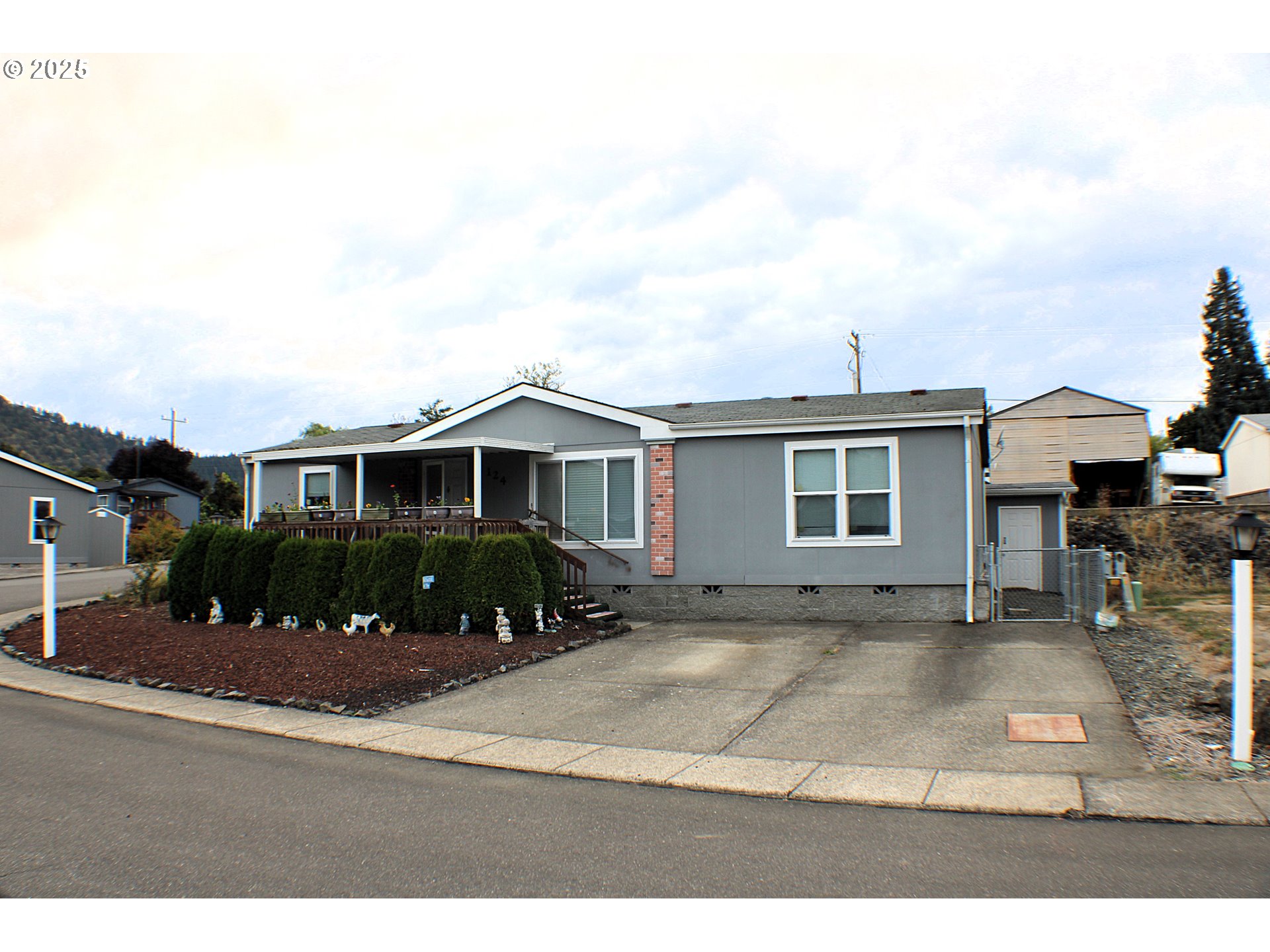 124 Country Side Ln — photo